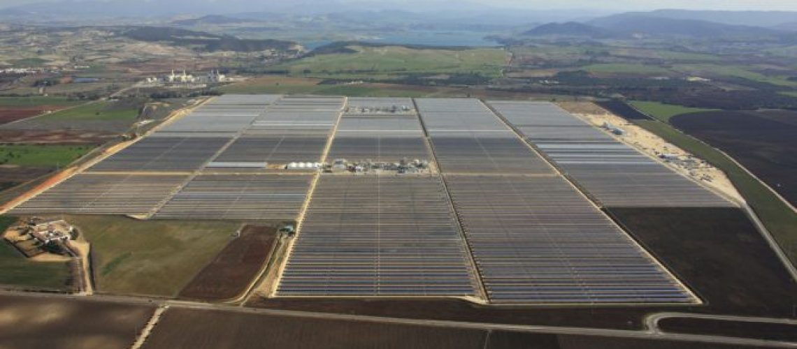 Plata-termosolar-desarrollada-por-SENER-con-tecnologia-SENERtrough-en-Andalucia-672x372